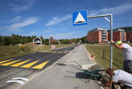 HITROSTNE OVIRE NA CESTI DOLENJE JEZERO CERKNICA 01 FOTO LJUBO VUKELIČ